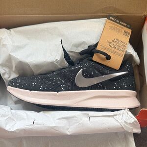 BRAND NEW! Nike Black with Pink Speckle Knit Running Shoe